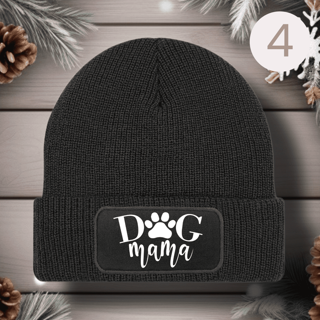 "Unsere Personalisierte Beanie - Die perfekte Hommage an dein Haustier" Wenn du nach einem besonderen Weg suchst, deine Liebe zu deinem Haustier zu zeigen, ist unsere personalisierte Beanie die ideale Wahl. Jedes Design wird sorgfältig gefertigt, um die einzigartige Persönlichkeit deines Tieres in höchster Qualität festzuhalten. Ein Ausdruck von Liebe und Stil zugleich.