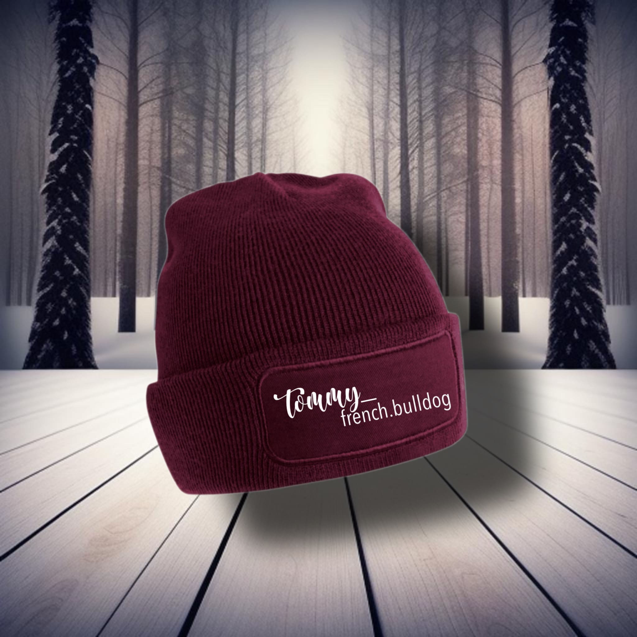 "Die Personalisierte Haustier-Beanie - Dein Begleiter, immer dabei" Unsere personalisierte Haustier-Beanie trägt das Bild deines geliebten Tieres und erinnert dich an deine enge Bindung. Mit höchster Qualität gefertigt, spendet sie Wärme und Trost, egal wo du bist.